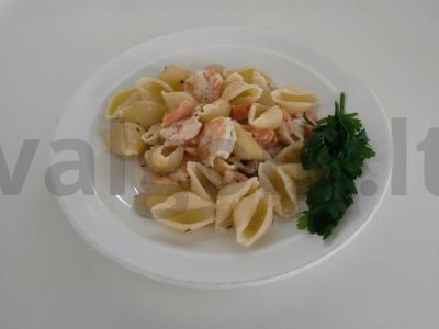 Krevetės su jūros gėrybėmis baltame grietinėlės padaže pagrindine nuotrauka