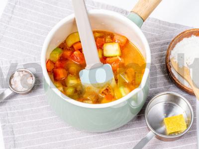 Daržovių troškinys su sultinio kubeliu Žingsnis 2