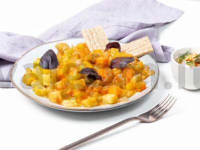 Daržovių troškinys su sultinio kubeliu pagrindine nuotrauka