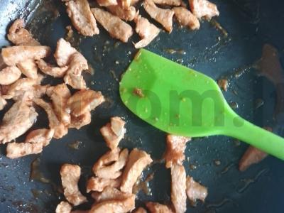 Namų šašlykas su daržovėmis, vištiena ir salotomis Žingsnis 4