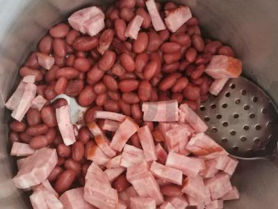 Salotos su alyvuogėmis, pupelėmis ir kumpiu Žingsnis 1