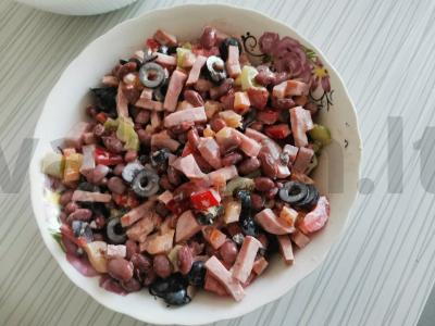 Salotos su alyvuogėmis, pupelėmis ir kumpiu pagrindine nuotrauka