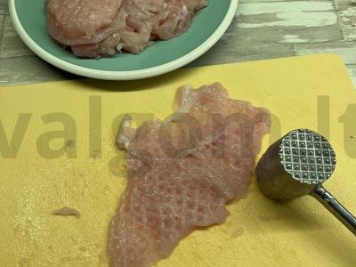 Vištienos krūtinėlės medalionai su ananasais Žingsnis 1