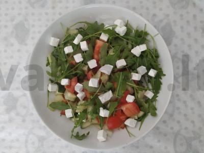 Salotas su granatais, feta sūriu ir daržovėmis Žingsnis 1