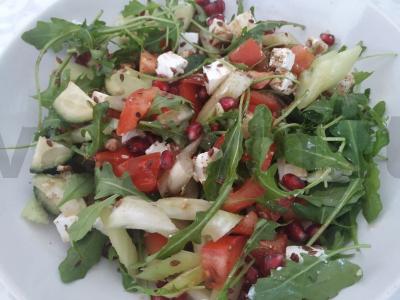 Salotas su granatais, feta sūriu ir daržovėmis Žingsnis 2