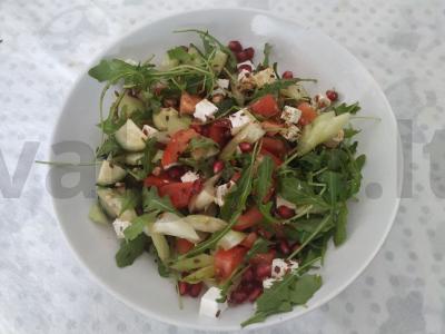Salotas su granatais, feta sūriu ir daržovėmis pagrindine nuotrauka