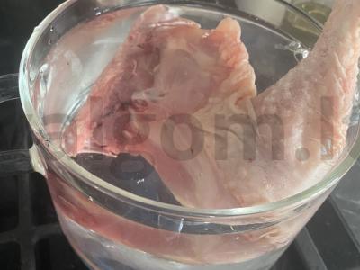 Vištienos sultinys su pomidorų pasta Žingsnis 1