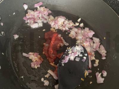 Vištienos sultinys su pomidorų pasta Žingsnis 3