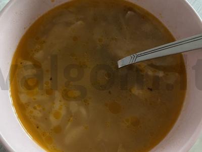 Vištienos sultinys su pomidorų pasta pagrindine nuotrauka