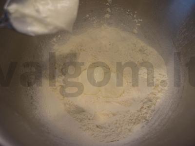 Kibinai su kiaušiniu ir svogūnais užkandžiui Žingsnis 1