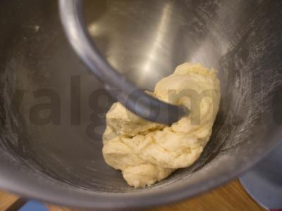 Kibinai su kiaušiniu ir svogūnais užkandžiui Žingsnis 3