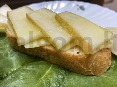 Brusketa su kriauše, sūriu ir medumi pagrindine nuotrauka