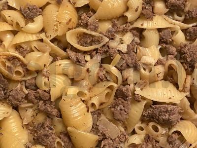 Makaronai su faršu ir šalotiniu svogūnu pagrindine nuotrauka