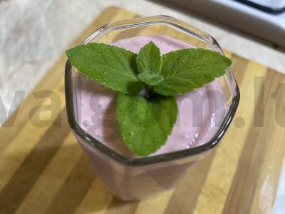 Bananų-aviečių desertas pagrindine nuotrauka