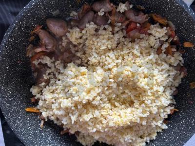 Bulguras su vištienos širdelėmis Žingsnis 6