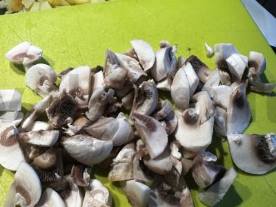 Patiekalas iš bulvių su grybais ir žolelėmis keptuvėje Žingsnis 3