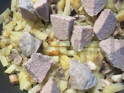 Patiekalas iš bulvių su grybais ir žolelėmis keptuvėje Žingsnis 4