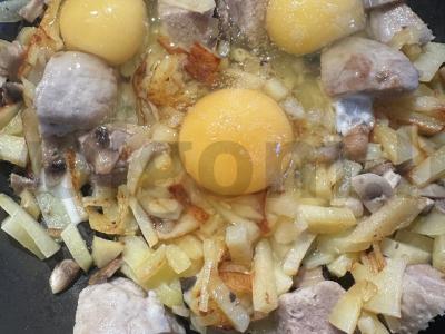 Patiekalas iš bulvių su grybais ir žolelėmis keptuvėje Žingsnis 5