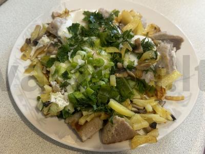 Patiekalas iš bulvių su grybais ir žolelėmis keptuvėje pagrindine nuotrauka