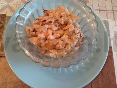 Salotos su raudona žuvimi ir ryžiais pagrindine nuotrauka