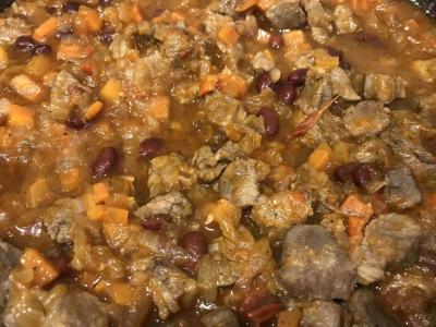 Anties filė guliašas su raudonaisiais pupelėmis pomidorų padaže pagrindine nuotrauka