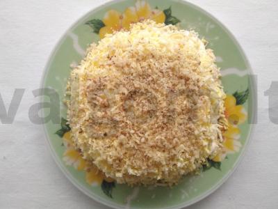 Skanus salotas su ananasais pagrindine nuotrauka