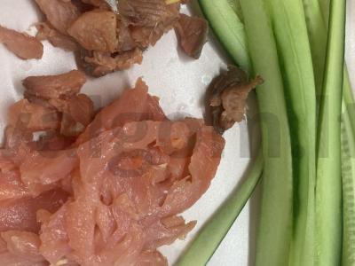 Rulonai su lašiša, daržovėmis ir karališkomis krevetėmis Žingsnis 2