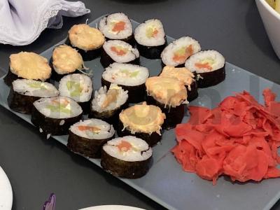 Rulonai su lašiša, daržovėmis ir karališkomis krevetėmis pagrindine nuotrauka