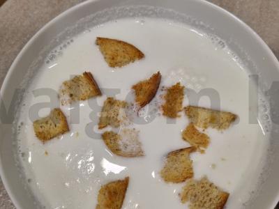 Pienas sriuba su sausainiais pagrindine nuotrauka