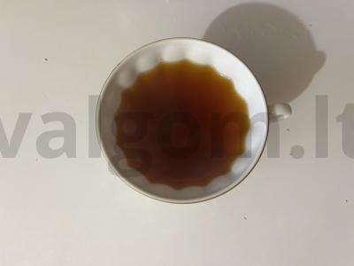 Karštas gėrimas iš juodosios arbatos su barbariso skoniu pagrindine nuotrauka