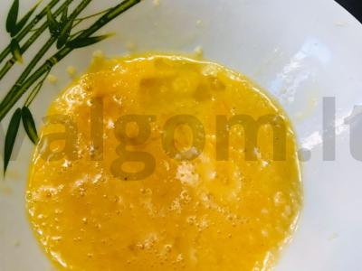 Karšti sumuštiniai su dešrelėmis, sūriu ir kiaušiniu keptuvėje Žingsnis 2