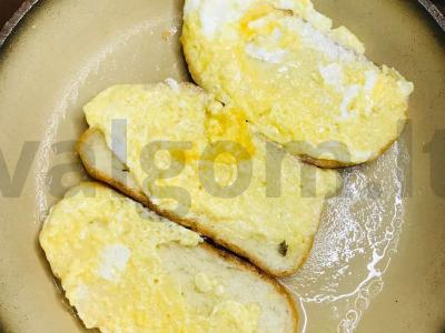 Karšti sumuštiniai su dešrelėmis, sūriu ir kiaušiniu keptuvėje Žingsnis 3