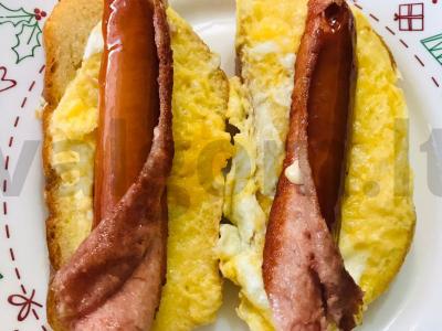 Karšti sumuštiniai su dešrelėmis, sūriu ir kiaušiniu keptuvėje Žingsnis 4