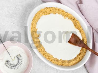 Sūrio pyragas su mėgstamais sausainiais be kepimo Žingsnis 2