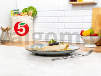 Sūrio pyragas su mėgstamais sausainiais be kepimo pagrindine nuotrauka