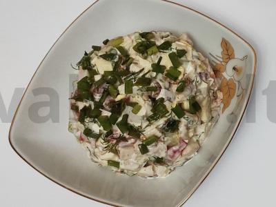 Sotūs salotas su vištienos krūtinėle, kumpiu ir sūriu pagrindine nuotrauka