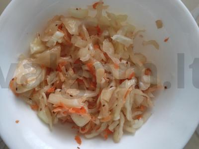 Kaimiška rauginta kopūstai pagrindine nuotrauka