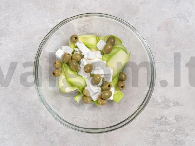 Jaunų cukinijų salotos Žingsnis 1