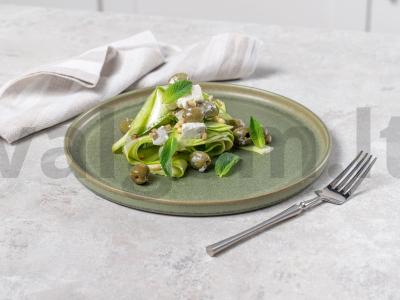 Jaunų cukinijų salotos pagrindine nuotrauka