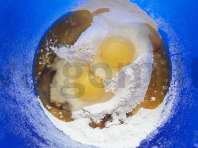 Kvapnus pyragas su džiovintomis abrikosais ir migdolais orkaitėje Žingsnis 2