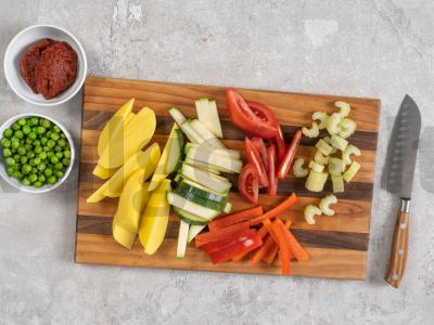 Troškinta bulvė su daržovėmis keptuvėje Žingsnis 1