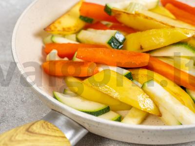 Troškinta bulvė su daržovėmis keptuvėje Žingsnis 2