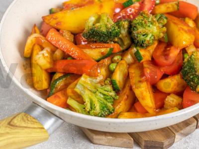 Troškinta bulvė su daržovėmis keptuvėje Žingsnis 3