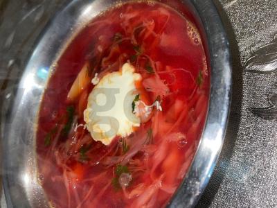 Borsčas su mėsa ir pupelėmis pagrindine nuotrauka