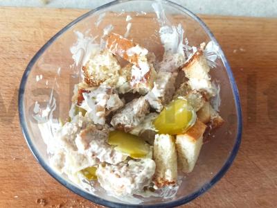 Salotos su sausainiais ir sūdyta agurkais pagrindine nuotrauka