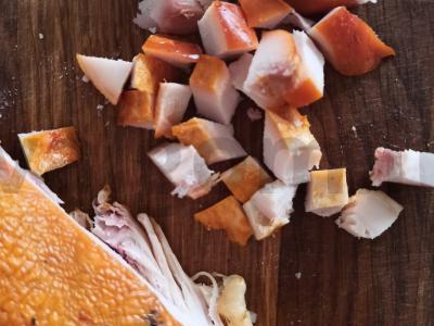 Salotos su rūkytomis vištienos krūtinėlėmis, pupelėmis ir korėjietiška morkų salotomis Žingsnis 1