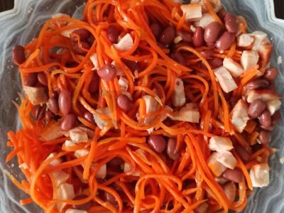 Salotos su rūkytomis vištienos krūtinėlėmis, pupelėmis ir korėjietiška morkų salotomis pagrindine nuotrauka