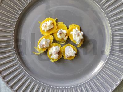 Riešutai su varške, razinom ir migdolų sirupu pagrindine nuotrauka