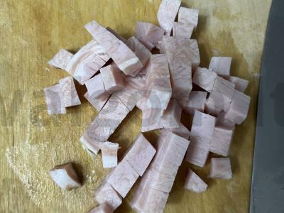 Salotas „Obžorka“ su vištienos kumpiu, kukurūzais ir korėjietiška morkų salotomis Žingsnis 1