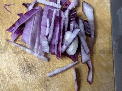 Salotas „Obžorka“ su vištienos kumpiu, kukurūzais ir korėjietiška morkų salotomis Žingsnis 2